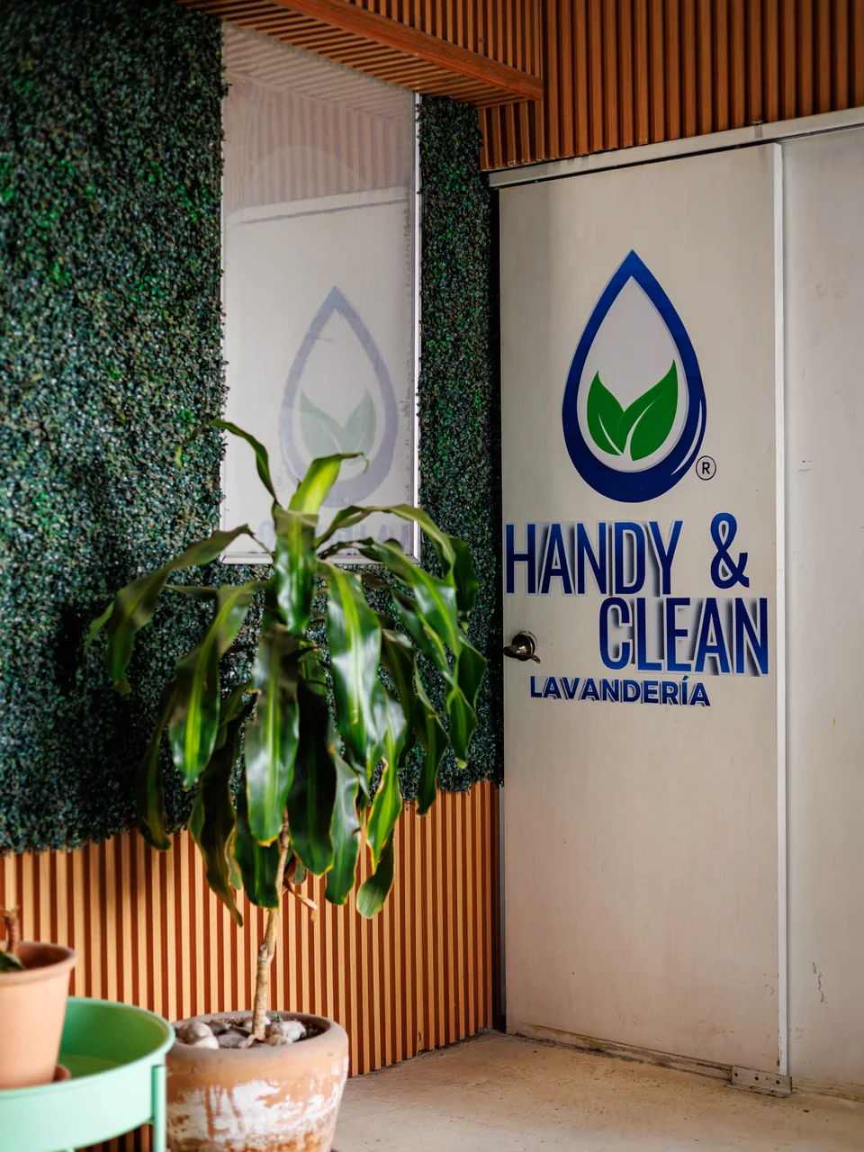 Detalle del interior de Handy & Clean Granjas Valle