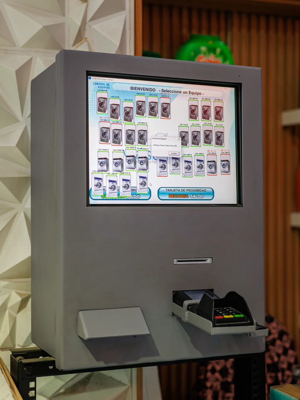 Terminal de selección de equipos en Handy & Clean Granjas Valle