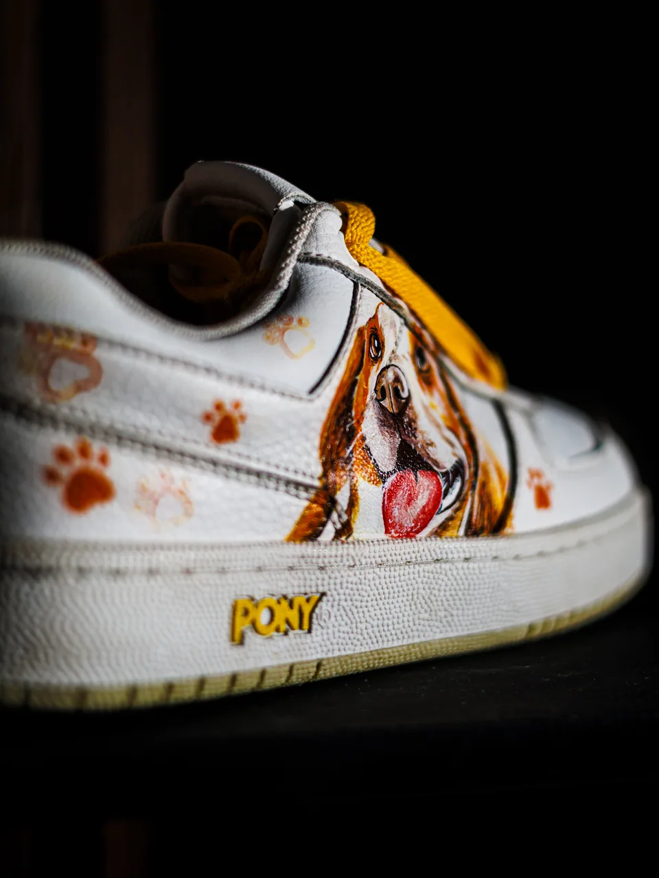Detalle de un tenis personalizado en Shoe Care