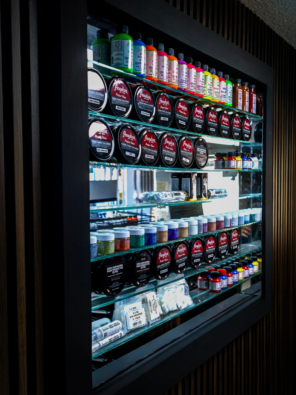 Exhibidor de productos en Handy & Clean Shoe Care