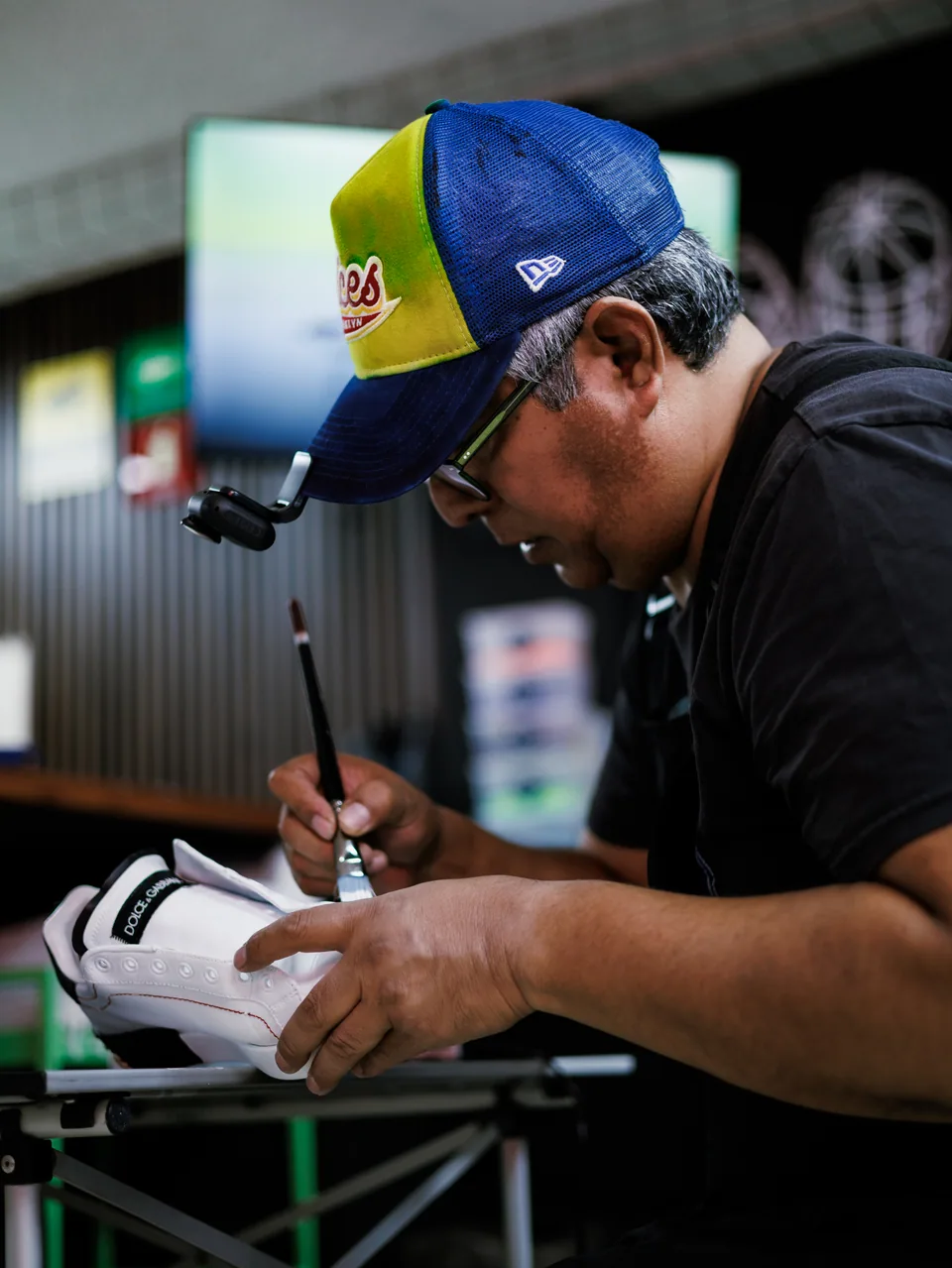 Pintura a mano de un par de tenis